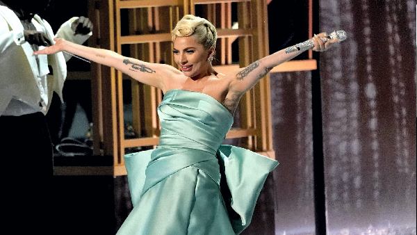 अरमानी गाउन में अवार्ड लेने पहुंची सिंगर