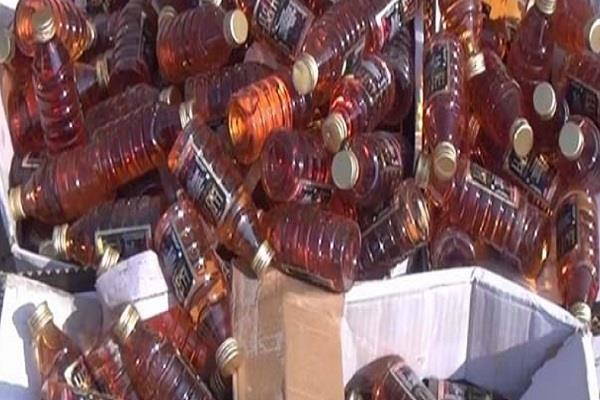 Wine factory busted by Punjab Police & excise department, seized 4000 liters of lahan bottles, See How they was making Liquor