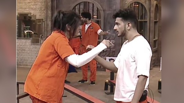 सायशा और अंजलि ने दिया मुनव्वर को धोखा