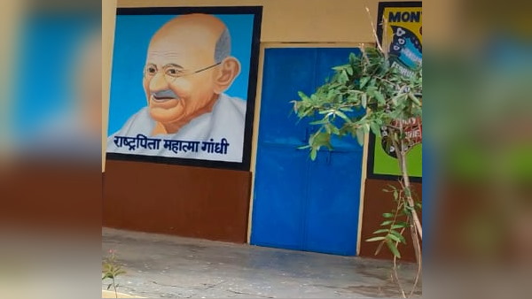 सूरत में इनके 3 भाषाओं में 5 स्‍कूल