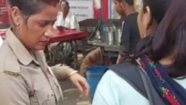 कमर में तमंचा लगाकर सॉफ्ट ड्रिंक पी रही थी युवती