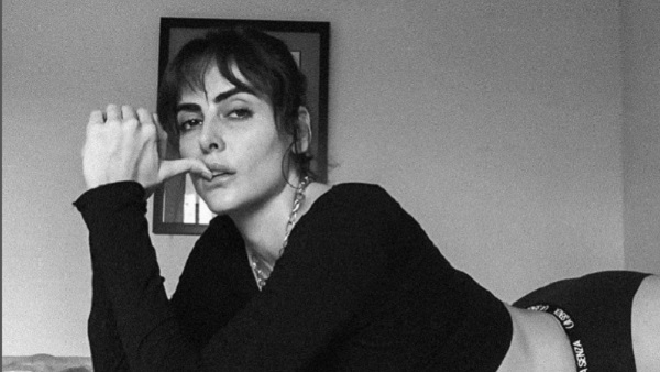 एकदम से वह पलट गया 