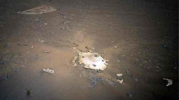 A backshell and a parachute, which were used to land the Perseverance rover and the Ingenuity helicopter, were found on the surface of Mars
