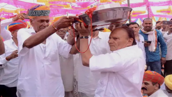 दूसरे बड़े भाई सुखदेव की इच्छा थी दूसरे बड़े भाई सुखदेव की इच्छा थी