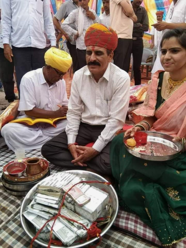 बहन की आंखों से आंसू आ गए बहन की आंखों से आंसू आ गए