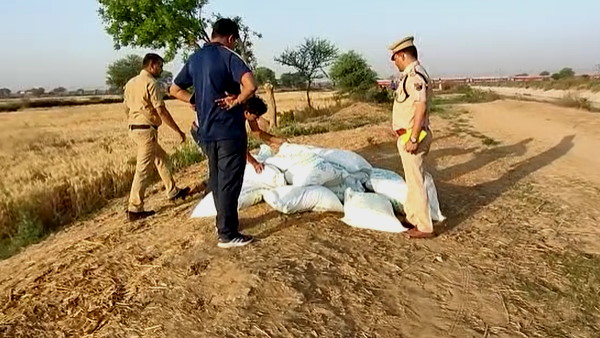 63 शक्कर की बोरियां आरपीएफ ने कब्जे में ले ली 63 शक्कर की बोरियां आरपीएफ ने कब्जे में ले ली