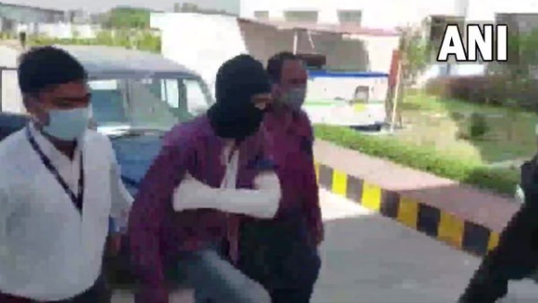 टैंपो से गोरखनाथ मंदिर तक पहुंचा टैंपो से गोरखनाथ मंदिर तक पहुंचा