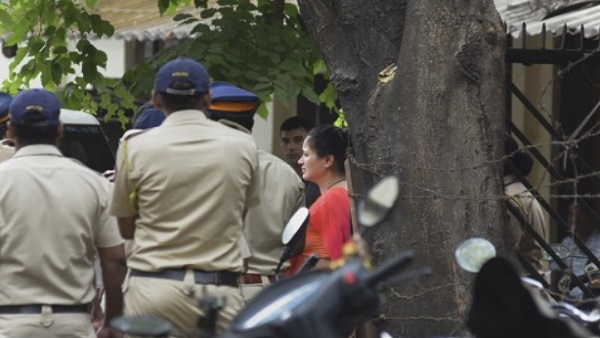 क्या है नवनीत राणा पर आरोप? क्या है नवनीत राणा पर आरोप?