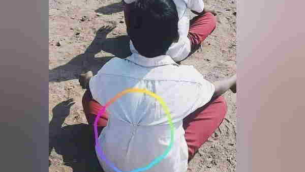 फटी शर्ट पहले बच्चे की शेयर की फोटो फटी शर्ट पहले बच्चे की शेयर की फोटो