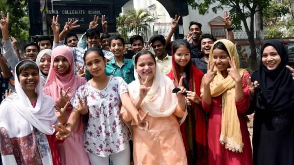 Bihars 10th class topper ramayani roy wants to become Journalist