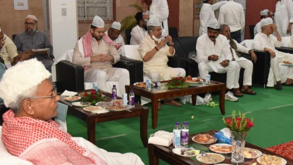 ललन सिंह के बगल में बैठे तेजस्वी