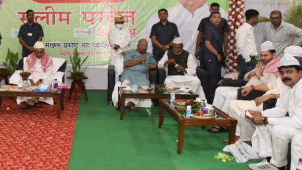 थोड़ी ही दूर पर बैठे थे सुशील कुमार मोदी
