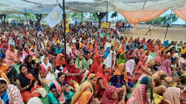 प्रशासन ने उखाड़ दिया था किसानो का पंडाल 