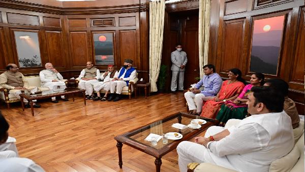 ओम बिरला के आह्वान पर एकसाथ बैठे नेता ओम बिरला के आह्वान पर एकसाथ बैठे नेता