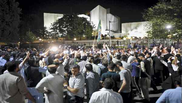 आधी रात से 2 मिनट पहले शुरू हुई वोटिंग की प्रक्रिया