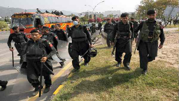 पाकिस्तानी सेना संकट में अपने हाथ से किया इनकार