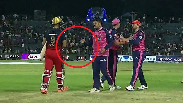 मैच के बाद दोनों ने नहीं मिलाया हाथ