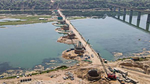 नौका बिहार के तहत गंडक सफारी की भी सुविधा