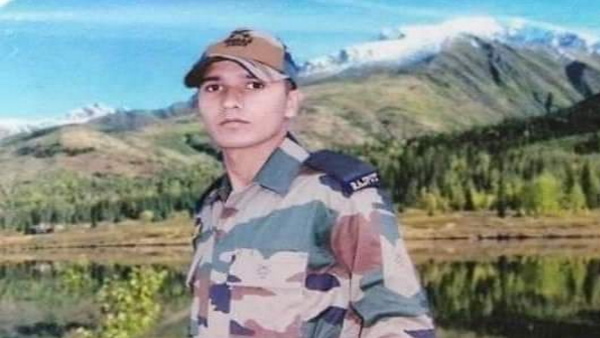 जवानों का वाहन गीली सड़क पर रास्ते में पलट गया जवानों का वाहन गीली सड़क पर रास्ते में पलट गया