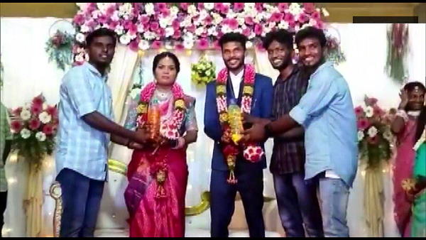 दूल्हा-दुल्हन को मिला खास तोहफा दूल्हा-दुल्हन को मिला खास तोहफा