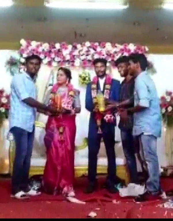 पेट्रोल-डीजल: कौन हैं ये दूल्हा-दुल्हन? पेट्रोल-डीजल: कौन हैं ये दूल्हा-दुल्हन?