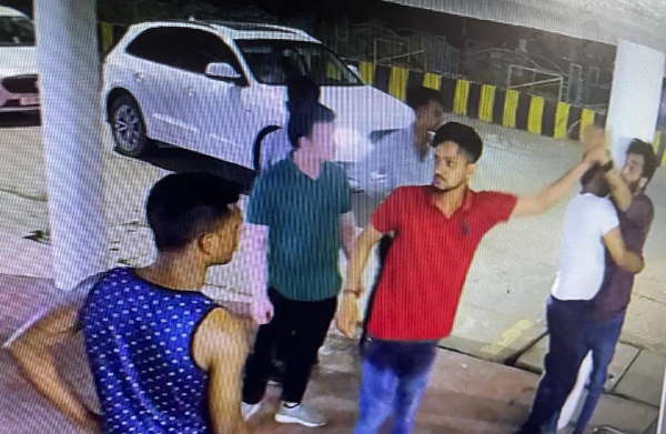 विधायक पुत्र ने थाने में घुसकर की मारपीट 