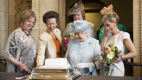 ब्रिटिश गद्दी पर क्वीन एलिजाबेथ II के 70 साल पूरे