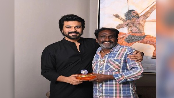 राम चरण ने दिए सोने के सिक्के 