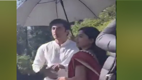 सड़क के किनारे बात करते नजर आए 