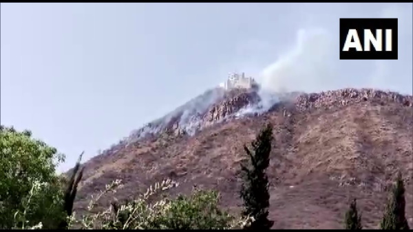 बकेट की क्षमता 4,900 लीटर 