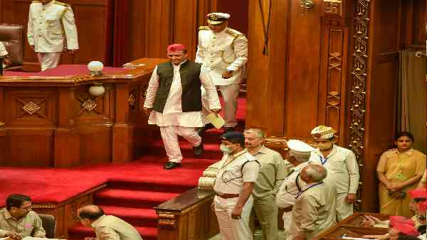 सपा के प्रति आकर्षण में कमी