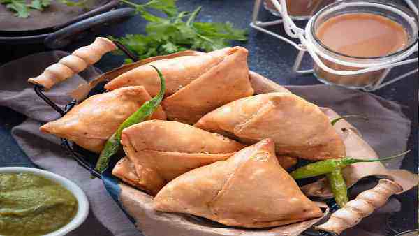 वॉशरूम में 30 साल से बन रहे थे समोसे