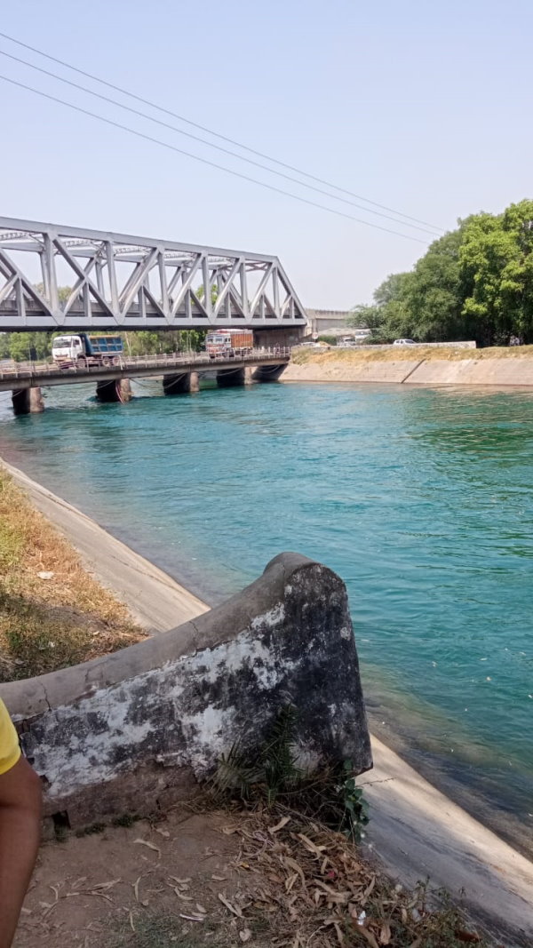 दो बच्चों के बह जाने की सूचना दो बच्चों के बह जाने की सूचना