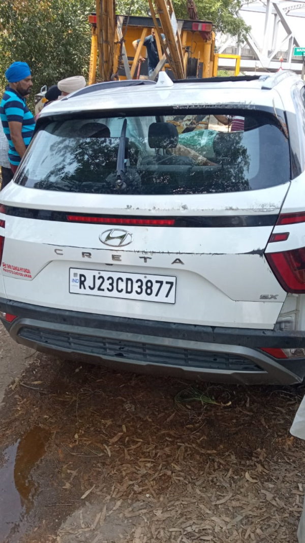 बस ने कार को तेज टक्कर मारी बस ने कार को तेज टक्कर मारी