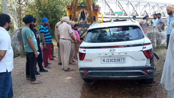 कार को हाइड्रा मशीन से नहर से बाहर निकाला गया कार को हाइड्रा मशीन से नहर से बाहर निकाला गया