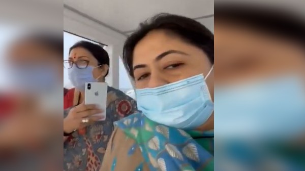 वीडियो में फ्लाइट से उतर रहीं स्मृति ईरानी
