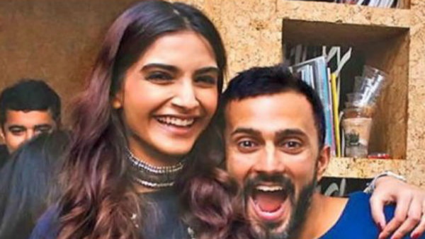 स्टॉफ से पूछताछ कर रही पुलिस स्टॉफ से पूछताछ कर रही पुलिस