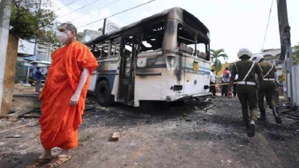 विरोध प्रदर्शनों के बीच श्रीलंका में लगा कर्फ्यू