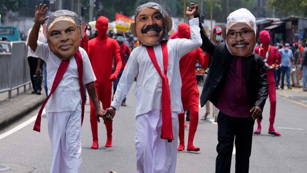 राष्ट्रपति के परिवार के खिलाफ लोग 