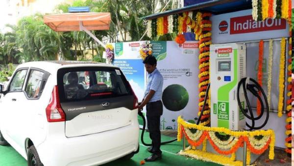 10 हजार पेट्रोल पंपों पर इवी चार्जिंग की सुविधा