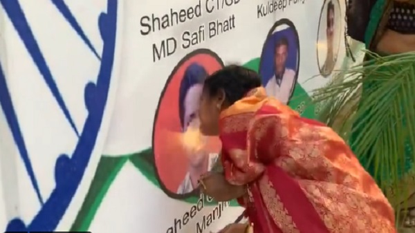 भावुक मां बेटे की तस्वीर को चूमने लगती है