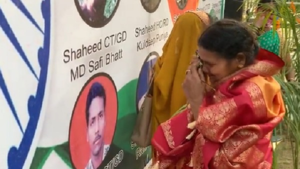 शहीदों के परिजनों को दिए गए 1-1 लाख रुपए 