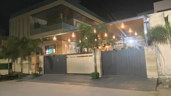 चार ठिकानों पर सर्च जारी 