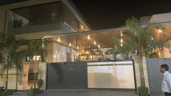 चार लग्जरी गाड़ियां भी मिली