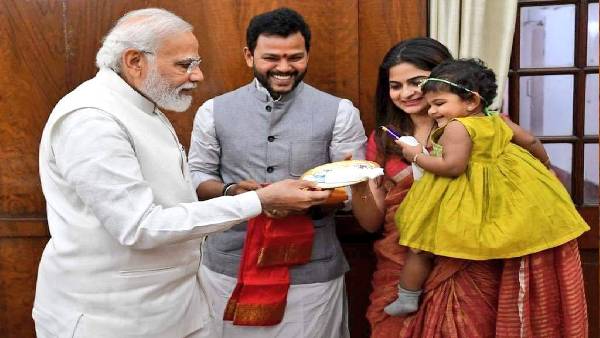 पीएम मोदी ने बच्ची को किया दुलार