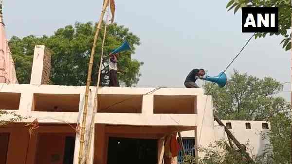 लाउडस्पीकर पर ऐक्शन में वाराणसी से आगे