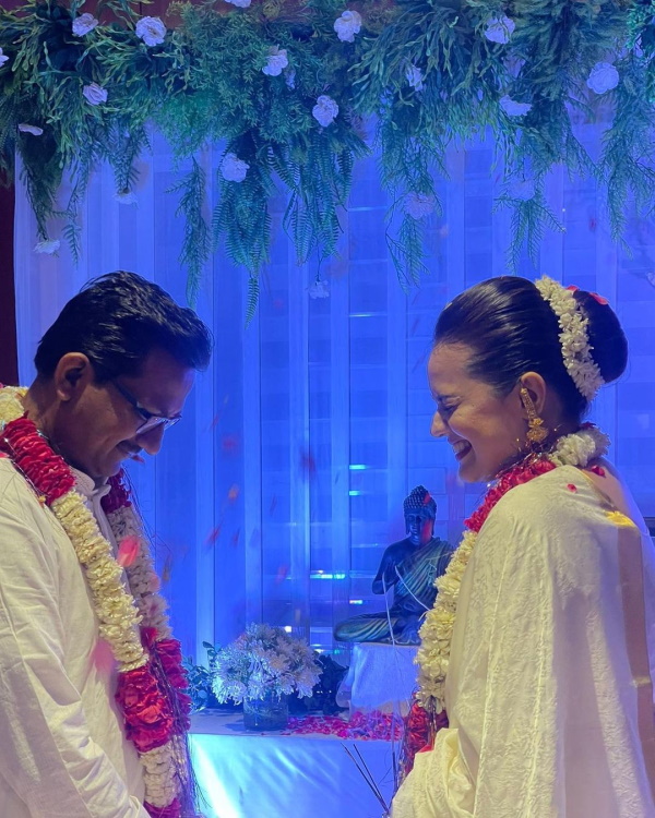 नजरें झुकाए व नजरें मिलाए