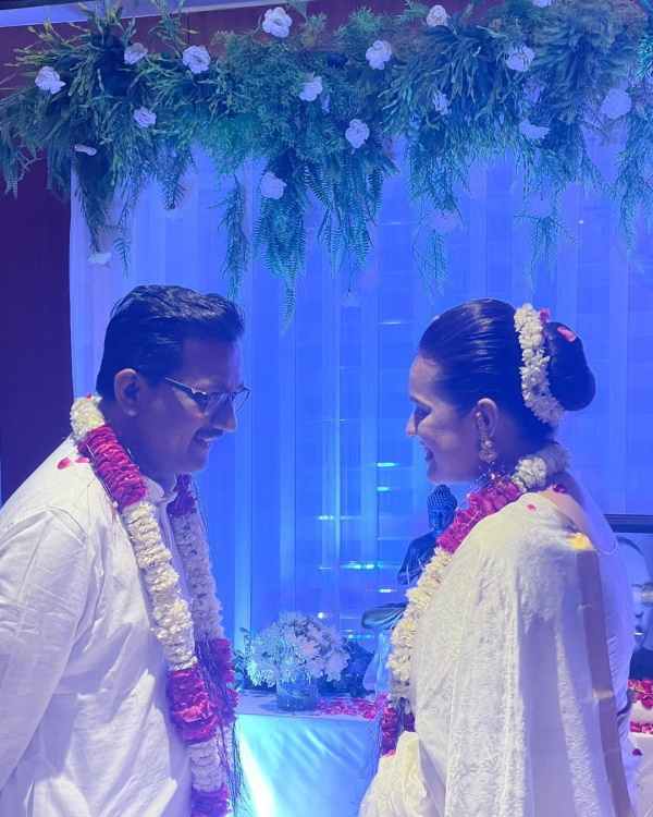 IAS ने ऑर्गेंजा फैब्रिक वाला दुपट्टा एक साइड पेअर किया