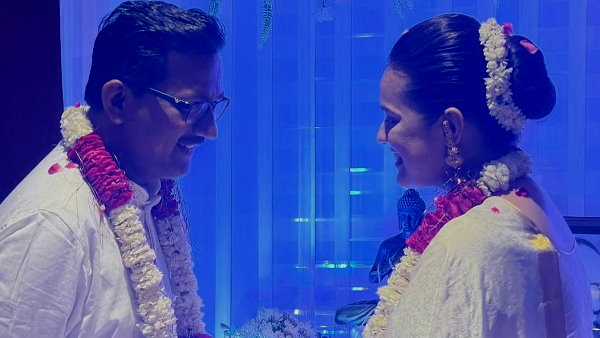 बाबा साहेब अंबेडकर की तस्वीर के सामने वरमाला पहनाई