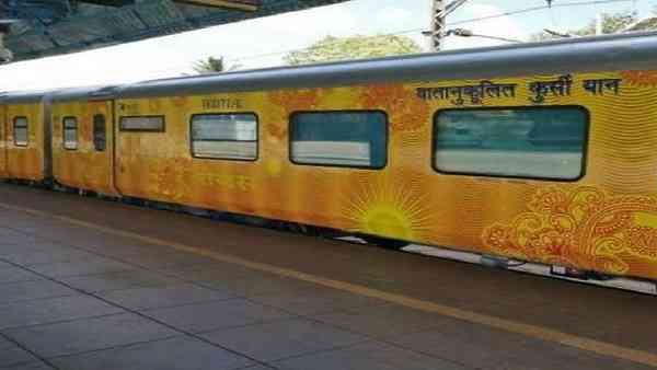 ट्रेनों में भी मंगवा सकते हैं फलाहारी खाना ट्रेनों में भी मंगवा सकते हैं फलाहारी खाना